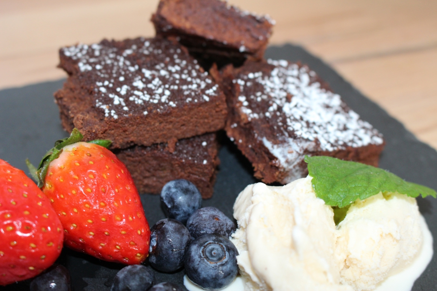 brownie-mit-vanilleeis - Feinkostrausch