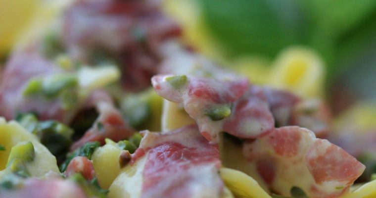 Tagliatelle mit Pistazien-Minzcrème und Coppa – exotisch und bodenständig