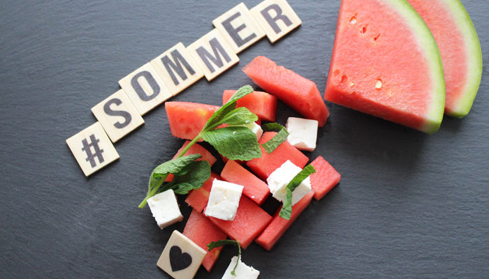 Wassermelonensalat mit Feta und Minze – der perfekte Sommersalat