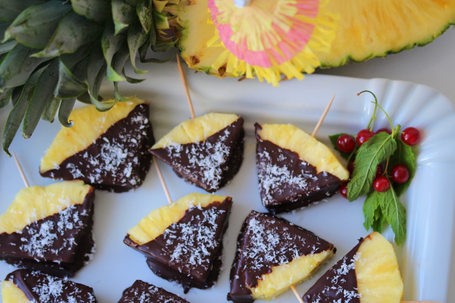 Ananas-Schoko-Kokoskuss - schokoladiges Obst am Stil - Feinkostrausch