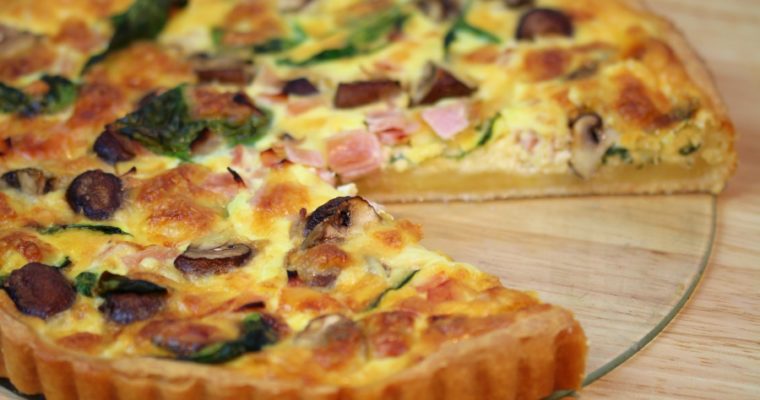 Quiche mit Schinken, Blattspinat und Champignons