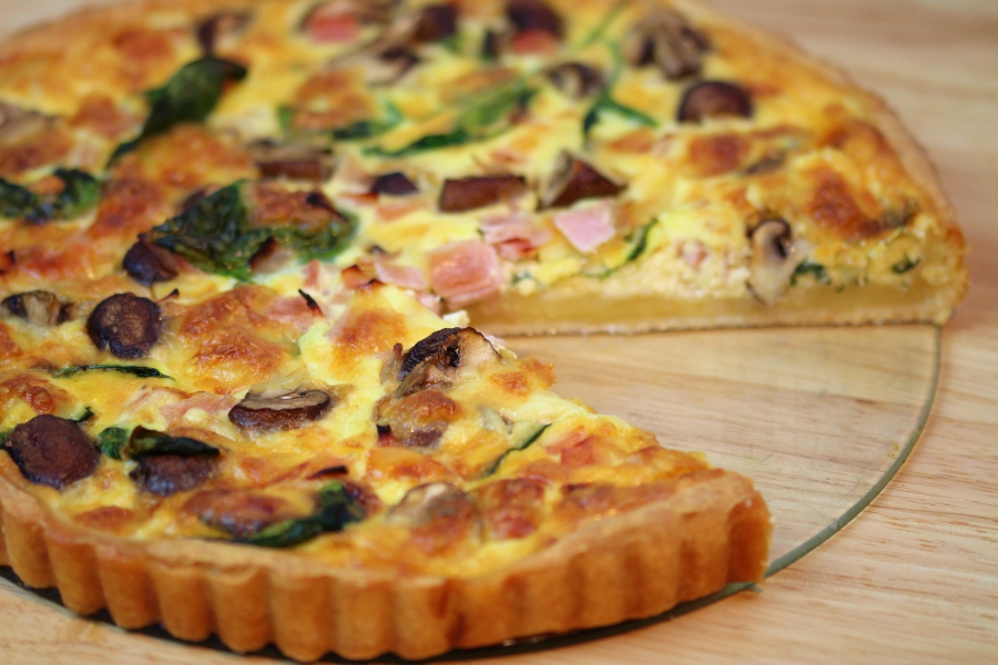 Quiche mit Schinken, Blattspinat und Champignons