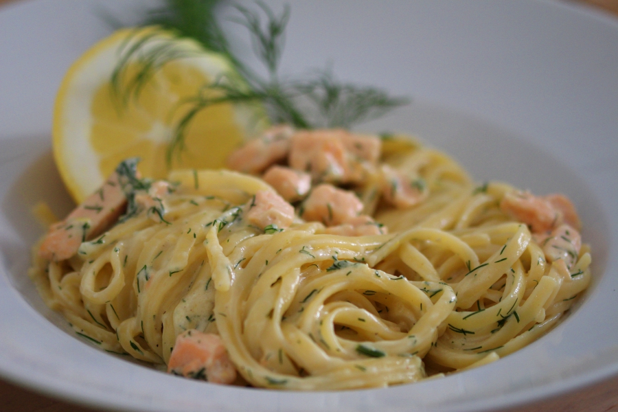 Lachs Nudeln in cremiger Zitronen-Dill-Soße