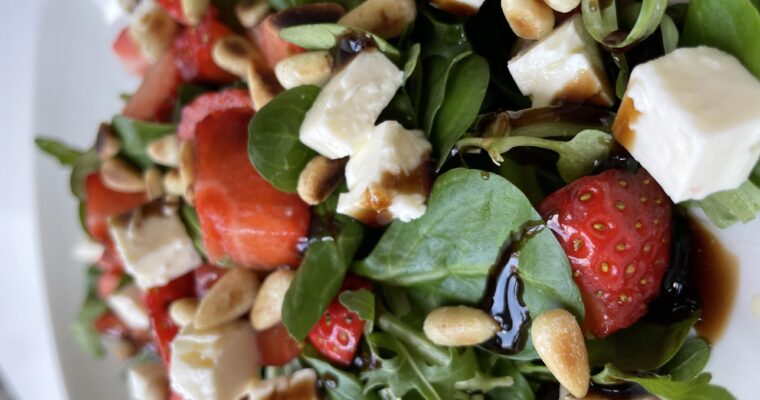 Sommersalat mit Erdbeeren, Feta und Pinienkernen