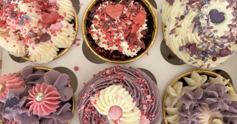 Schokoladen Cupcakes mit Topping – süß, saftig und cremig!